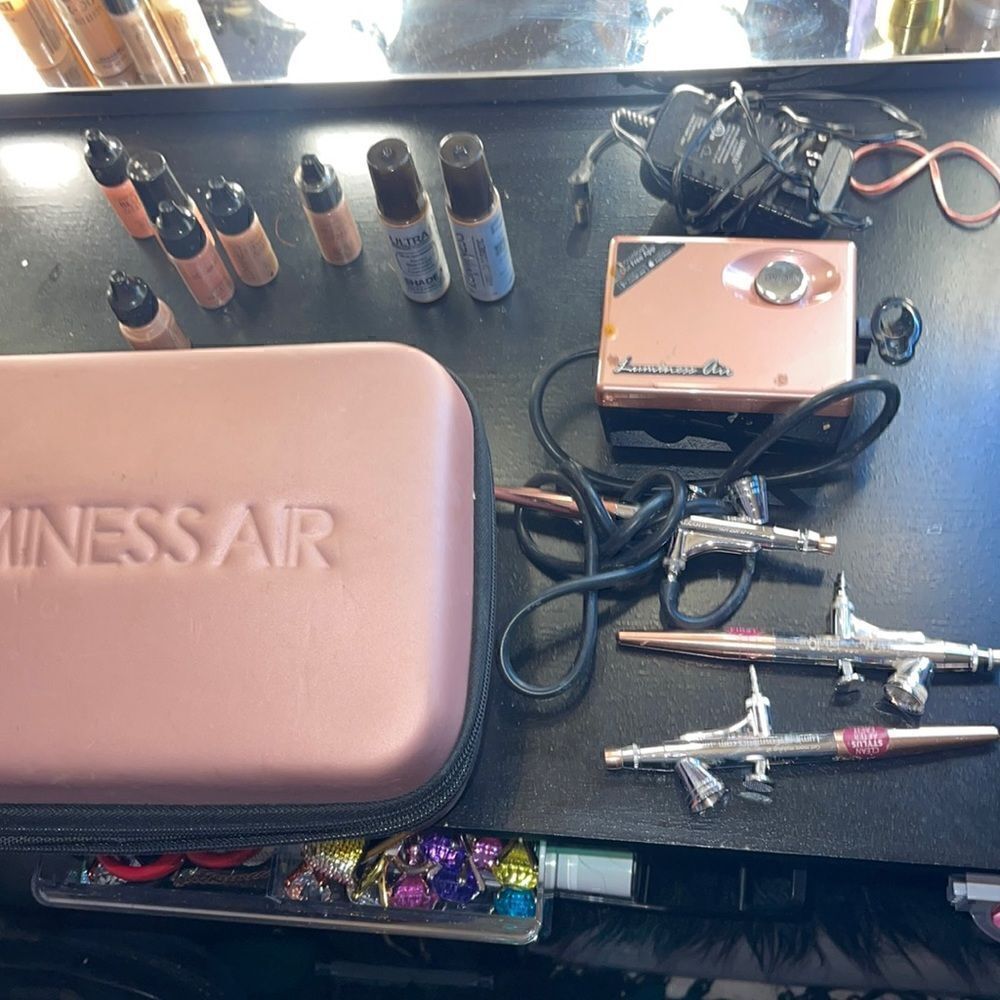 Luminess legend airbrush system + makeup & case GUC